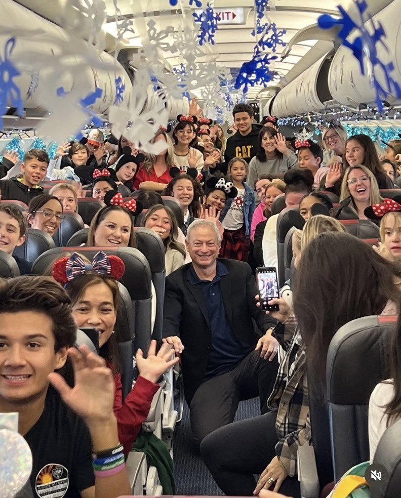 khnh80044's tweet image. How beautiful!💖
Actor Gary Sinise took over 1,000 children of fallen soldiers to Disneyland, free of charge.