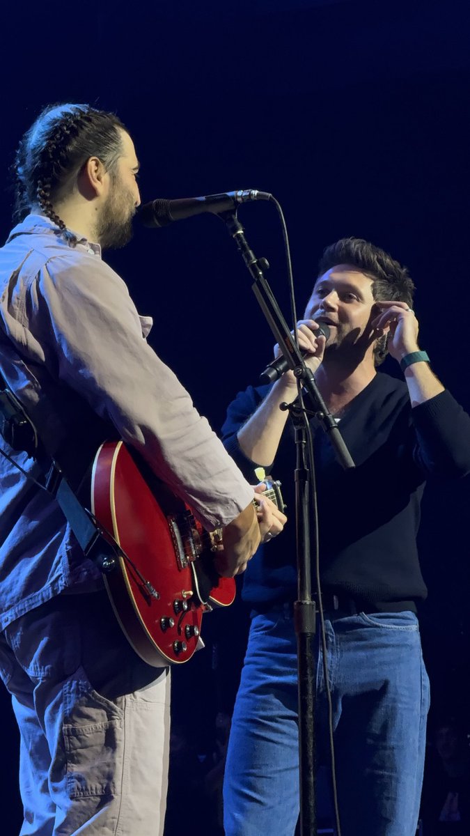 Niall Horan now on stage with Noah Kahan!

via <a href="/tpwkayden/">kayden | WEMBLEY N4 🪩</a>