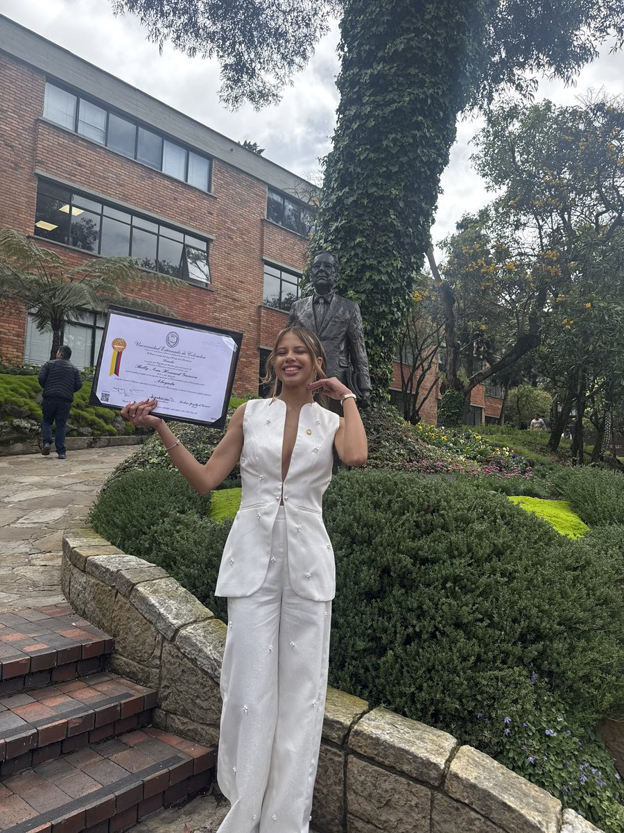 Shellyhowg's tweet photo. Demasiado feliz, demasiado orgullosa, demasiado abogada Externadista💚 https://t.co/ZBxuatne16