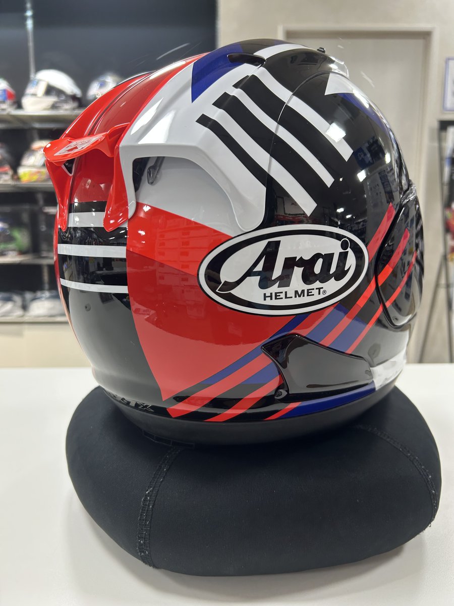 \入荷しました😄/

アライヘルメット『RX-7X REA SB3』
スーパーバイク世界選手権（WorldSBK）で6度のチャンピオンに輝いた
ジョナサン・レイ選手のレプリカモデル✨
当店にも入荷しました！
お探しの方は2階アライコーナーへ🏍

 ＃ライコ新潟 ＃新潟ツーリング #バイク ＃ヘルメット ＃アライ
