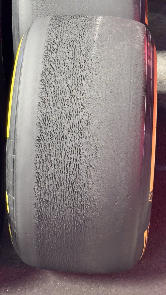 Algunos equipos han sufrido graining en las delanteras, sobretodo en la delantera derecha. 

Some teams have experienced graining on the fronts, mainly on the right hand side