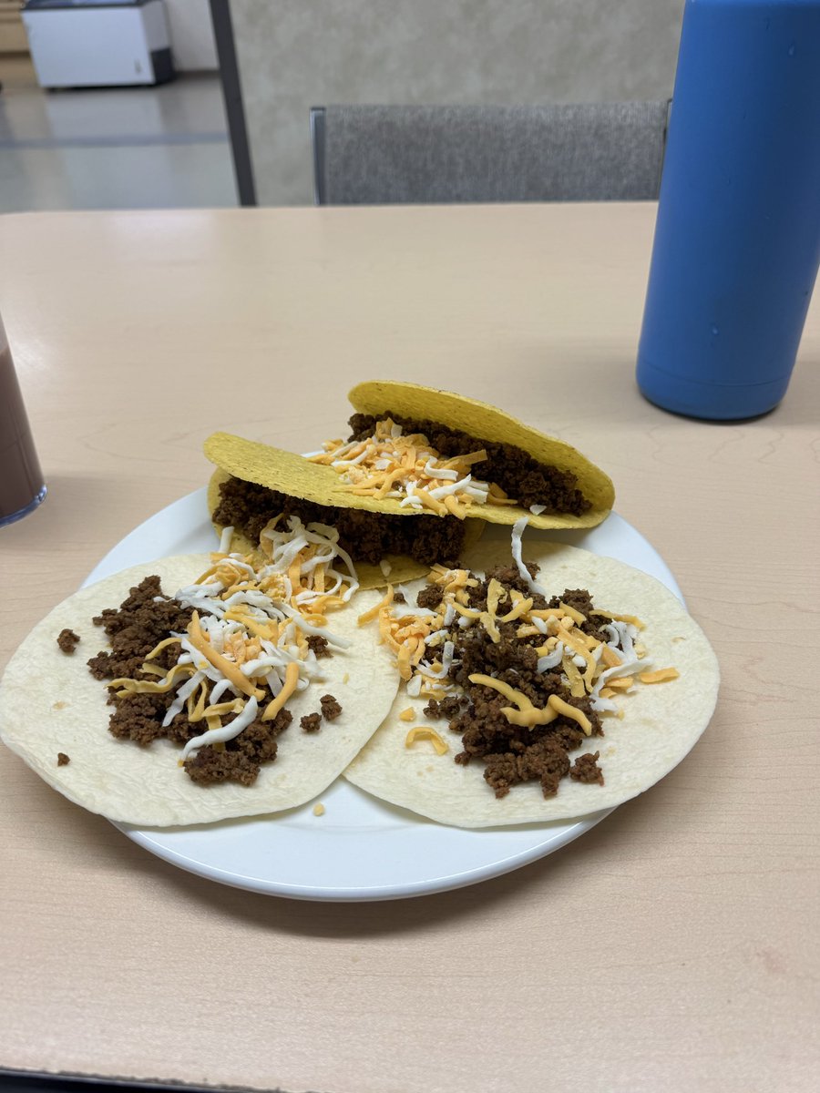 PresidenteX7's tweet photo. Tacos for dinnnnnner tonight #loadedup #toppings #leafsin6 https://t.co/32vKsMRXUJ