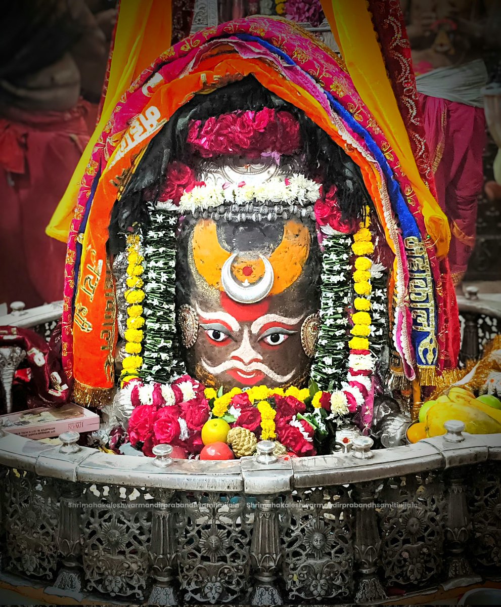 ्ॐ श्री महाकालेश्वराय नमः 📿 
 दिनांक 21 नवंबर 2025 (शुक्रवार) का ज्योतिर्लिंग भगवान श्री महाकालेश्वर जी का प्रातः कालीन भस्म आरती श्रृंगार दर्शन !!
#shrimahakaleshwarujjain 
#mahakaleshwar_temple_ujjain
┈┉┅━❀꧁ω❍ω꧂❀━┅┉