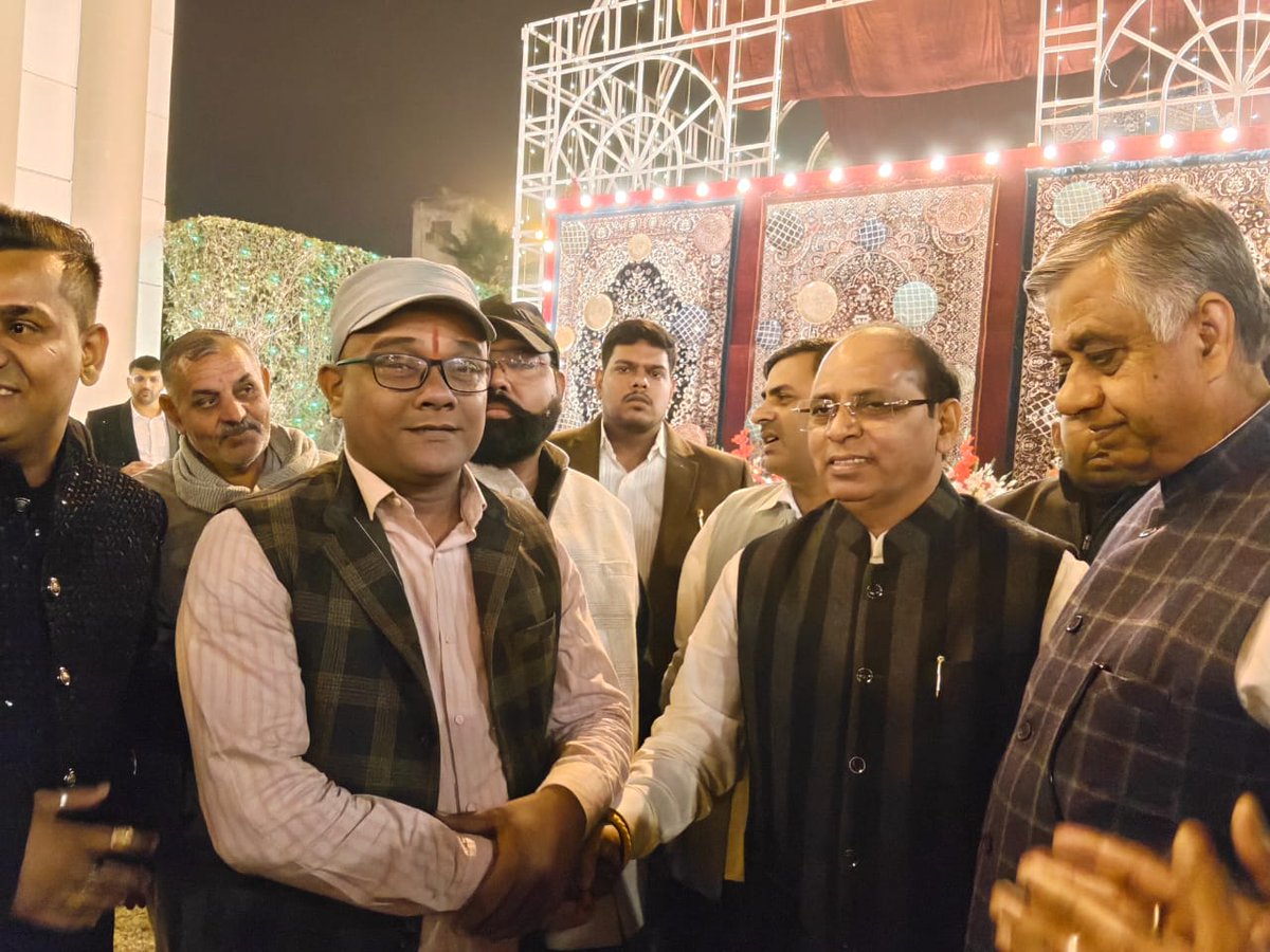 MlcSuresh's tweet image. आज पश्चिमी उत्तर प्रदेश क्षेत्रीय अध्यक्ष मा० श्री सत्येंद्र सिसौदिया जी के सुपुत्र के लगन-सगाई समारोह में शामिल हुआ।। 

नवयुगल को हार्दिक बधाई एवं उज्ज्वल भविष्य की अनंत शुभकामनाएँ।
#Himanshusharmaward75 
Satendra Shishodia