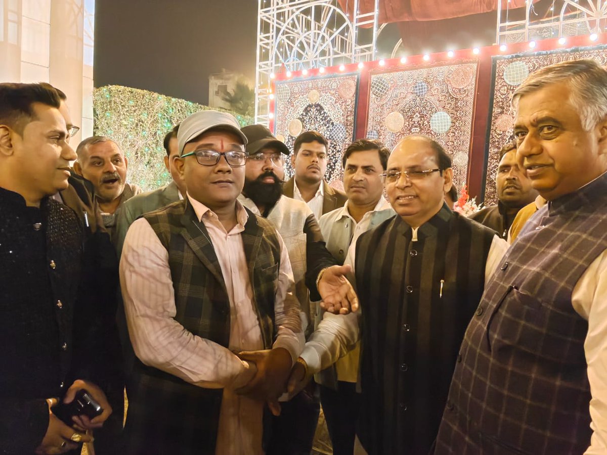MlcSuresh's tweet image. आज पश्चिमी उत्तर प्रदेश क्षेत्रीय अध्यक्ष मा० श्री सत्येंद्र सिसौदिया जी के सुपुत्र के लगन-सगाई समारोह में शामिल हुआ।। 

नवयुगल को हार्दिक बधाई एवं उज्ज्वल भविष्य की अनंत शुभकामनाएँ।
#Himanshusharmaward75 
Satendra Shishodia