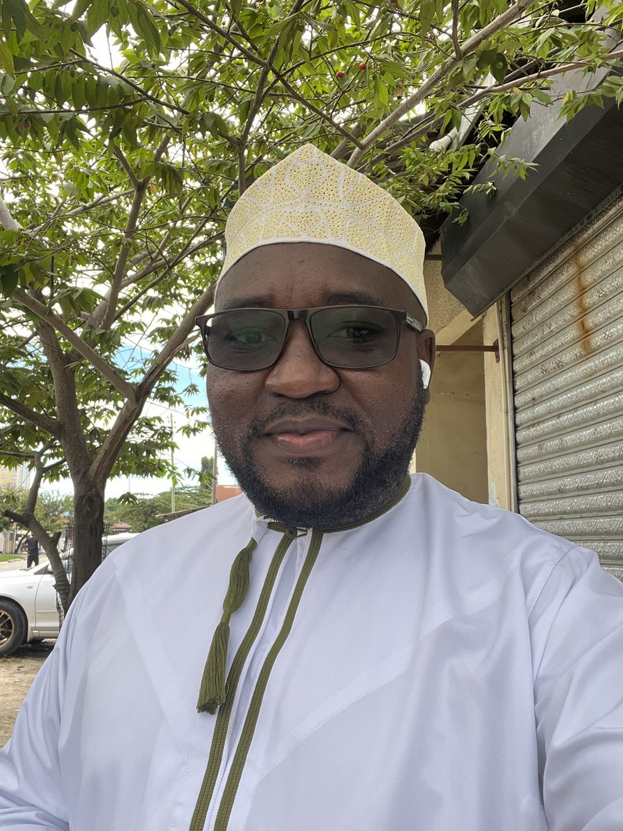 Athman_Sungura's tweet image. Ndugu zangu Wakristo kabla sijaendelea kuhusu Christmass Mubarak wacha ninywe maji Kidogo .. 

“Clap Clap Mfululu 😅😁”