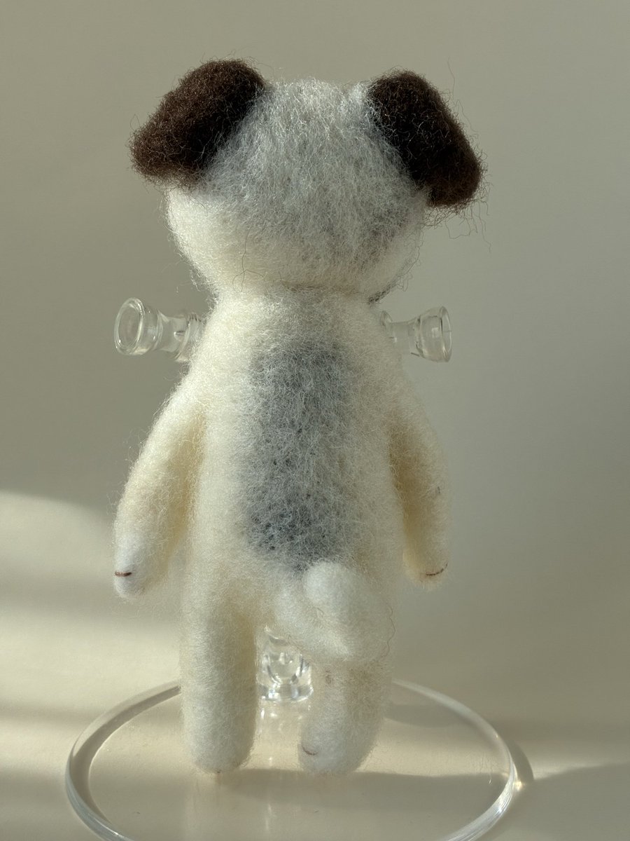 ブローチ用に作っていましたが、気が変わってパグの人形になりました🤭✨