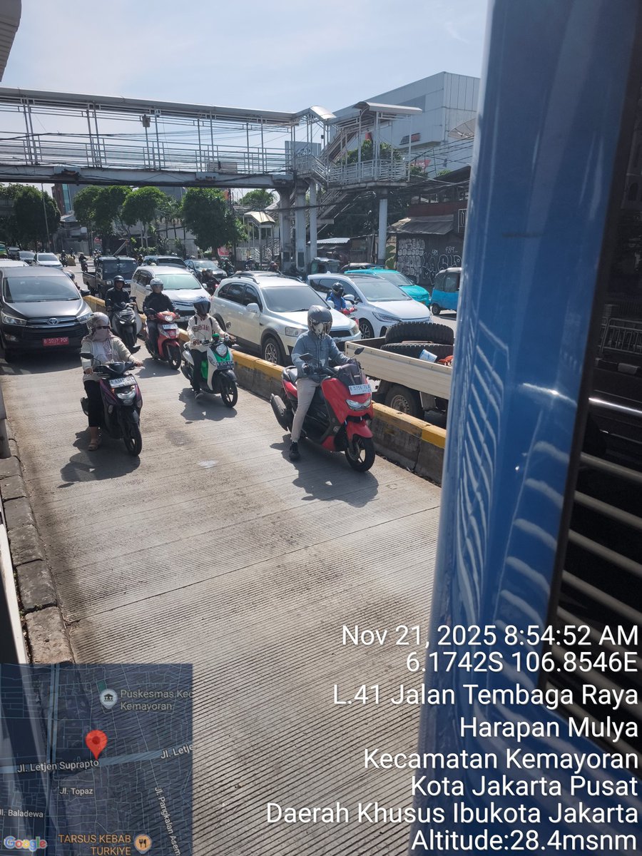 f_z_t_r's tweet image. Mohon DITINDAK pelanggar lalin ini. 

Say cheese to the camera at jalur transjakarta 

@TMCPoldaMetro 
@DKIJakarta