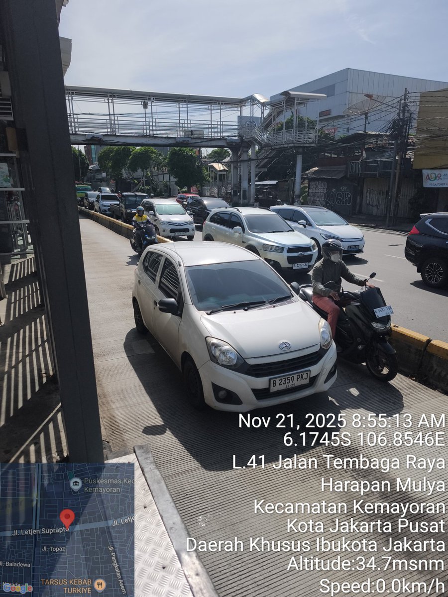 f_z_t_r's tweet image. Mohon DITINDAK pelanggar lalin ini. 

Say cheese to the camera at jalur transjakarta 

@TMCPoldaMetro 
@DKIJakarta