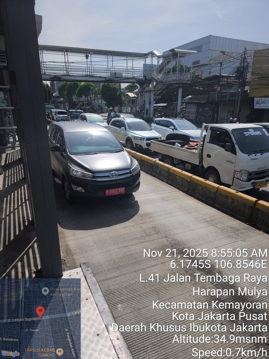 f_z_t_r's tweet image. Mohon DITINDAK pelanggar lalin ini. 

Say cheese to the camera at jalur transjakarta 

@TMCPoldaMetro 
@DKIJakarta