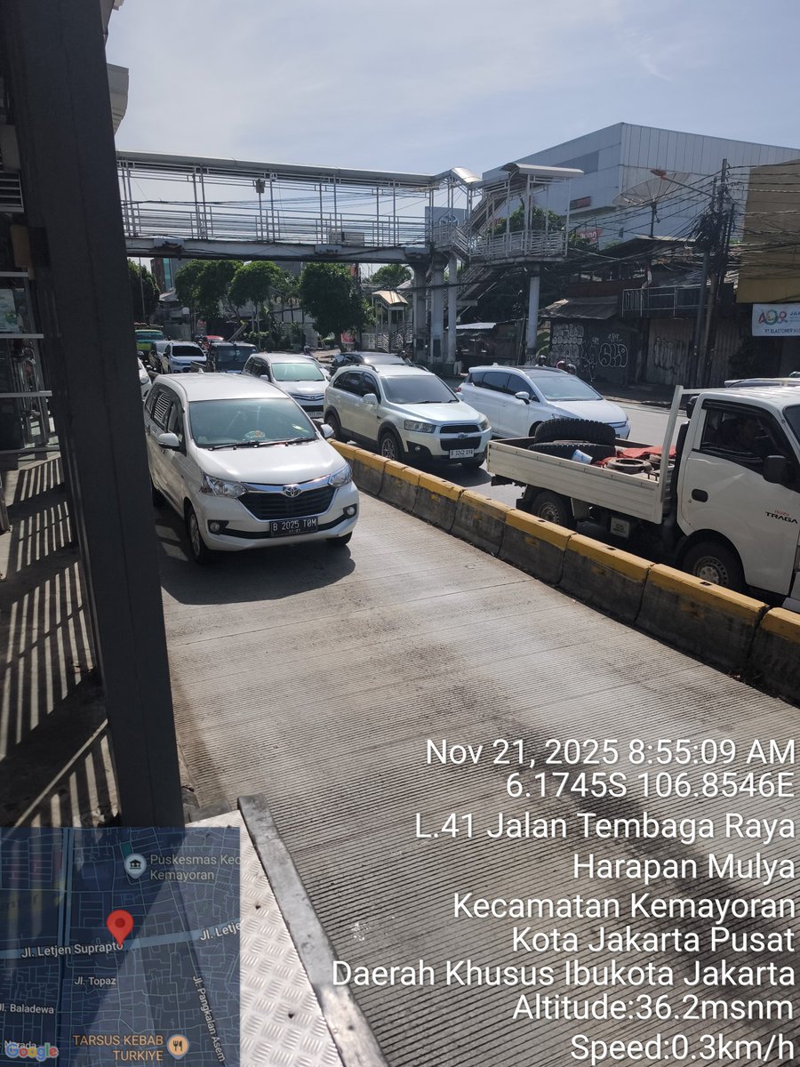 f_z_t_r's tweet image. Mohon DITINDAK pelanggar lalin ini. 

Say cheese to the camera at jalur transjakarta 

@TMCPoldaMetro 
@DKIJakarta