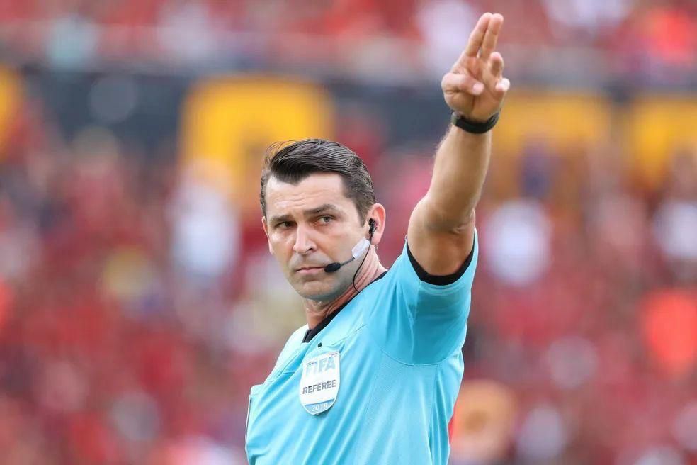 Flamengo's tweet image. O Flamengo manifesta indignação com mais um erro absurdo e grave do VAR, sob responsabilidade do senhor Wagner Reway, no clássico contra o Fluminense. O lance envolvendo Bruno Henrique e Thiago Silva, ignorado pelo árbitro de vídeo, configura quebra evidente de protocolo e foi…