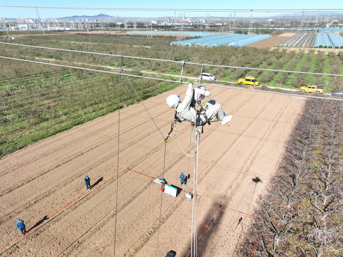 ShaanxiPlus's tweet image. Innovative Power Operation in Xianyang ⚡🚁
Recently, State Grid Xianyang Power Supply Company successfully carried out live-line work on a 330 kV transmission line using advanced methods such as “drone + flying robot.”
#GuardianofLight #CharmingShaanxi #SmartGrid #XianyangPower