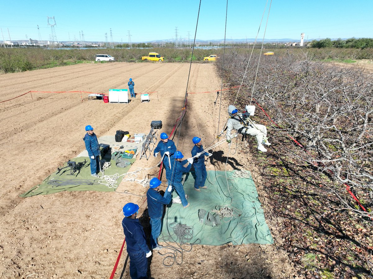 ShaanxiPlus's tweet image. Innovative Power Operation in Xianyang ⚡🚁
Recently, State Grid Xianyang Power Supply Company successfully carried out live-line work on a 330 kV transmission line using advanced methods such as “drone + flying robot.”
#GuardianofLight #CharmingShaanxi #SmartGrid #XianyangPower