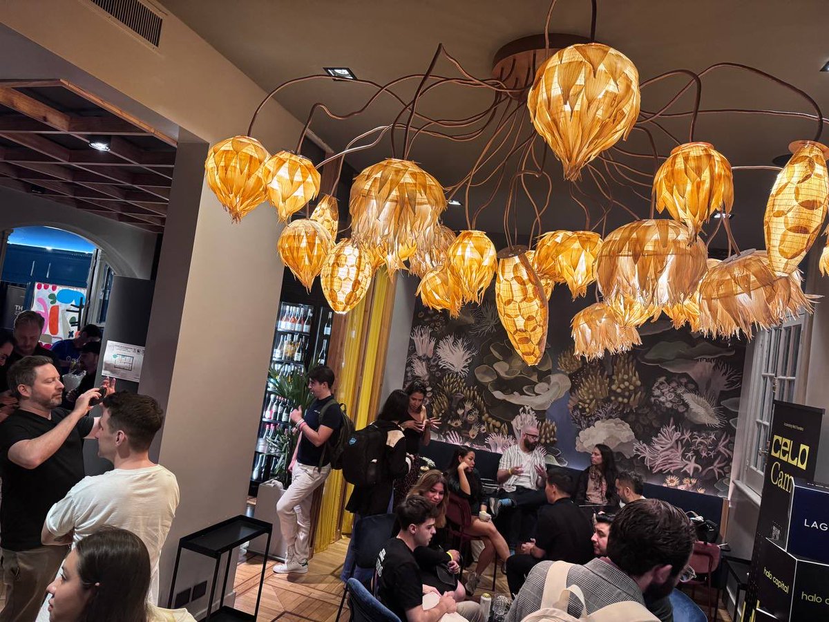 zeroxbeny's tweet image. Buenos Aires delivered. 🇦🇷🔥

Two full-house events hosted by @DeFiFounders — pure builders, real conversations, zero noise.

Glad to have @XDCNetwork among the sponsors.

DeFi momentum is real.
#XDC #XDCNetwork