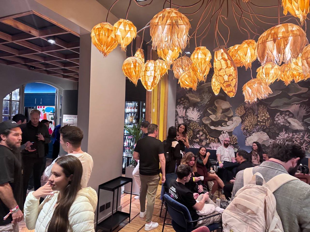 zeroxbeny's tweet image. Buenos Aires delivered. 🇦🇷🔥

Two full-house events hosted by @DeFiFounders — pure builders, real conversations, zero noise.

Glad to have @XDCNetwork among the sponsors.

DeFi momentum is real.
#XDC #XDCNetwork