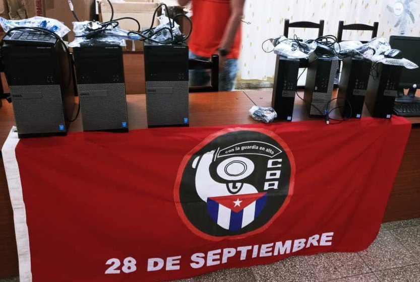 A la Universidad de Guantánamo llegaron los #CDRCuba y el Proyecto "Pulso Solidario" para entregar una donación de módulos informáticos, hecha por cubanos residentes en UK, y la Federación de Asociaciones de Cubanos Residentes en Europa (FACRE). ¡Gracias! #Cuba #TumbaElBloqueo