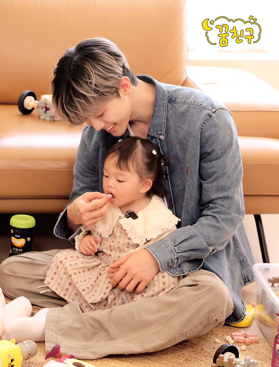 hourlyjaeminn's tweet image. tiny bom hand in big jaemin hand 🤏🏻💕

#JAEMIN #재민 #ジェミン