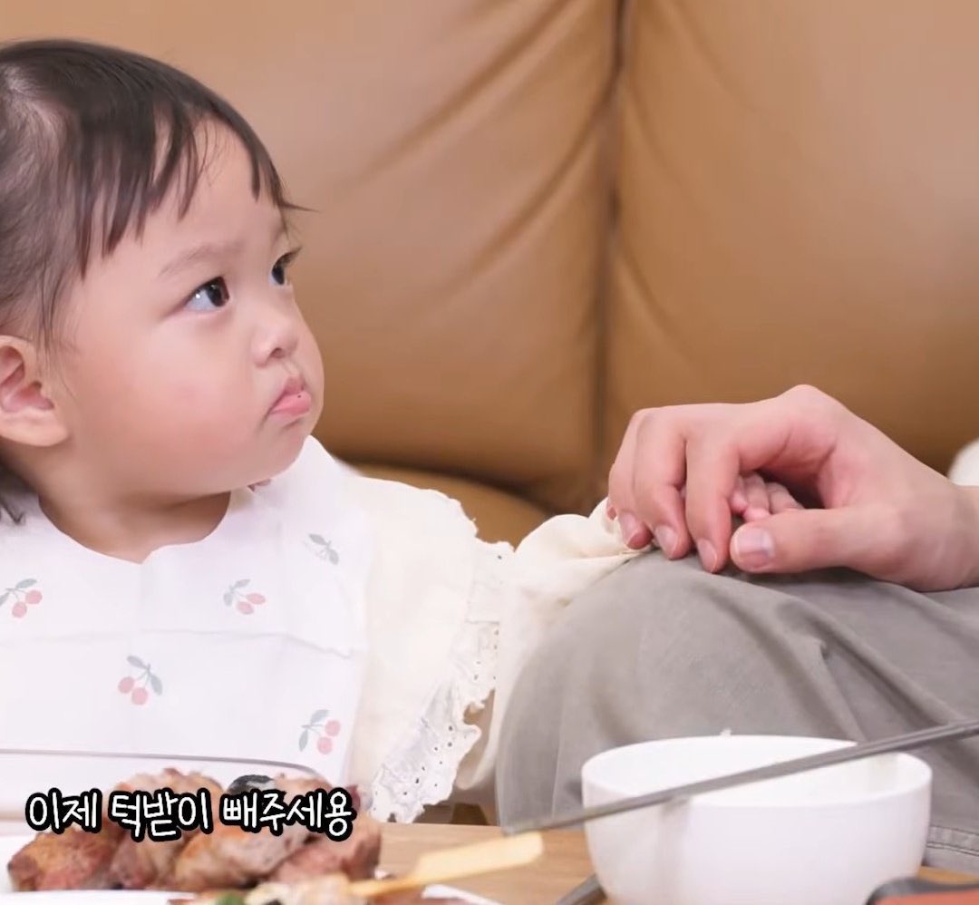 hourlyjaeminn's tweet image. tiny bom hand in big jaemin hand 🤏🏻💕

#JAEMIN #재민 #ジェミン