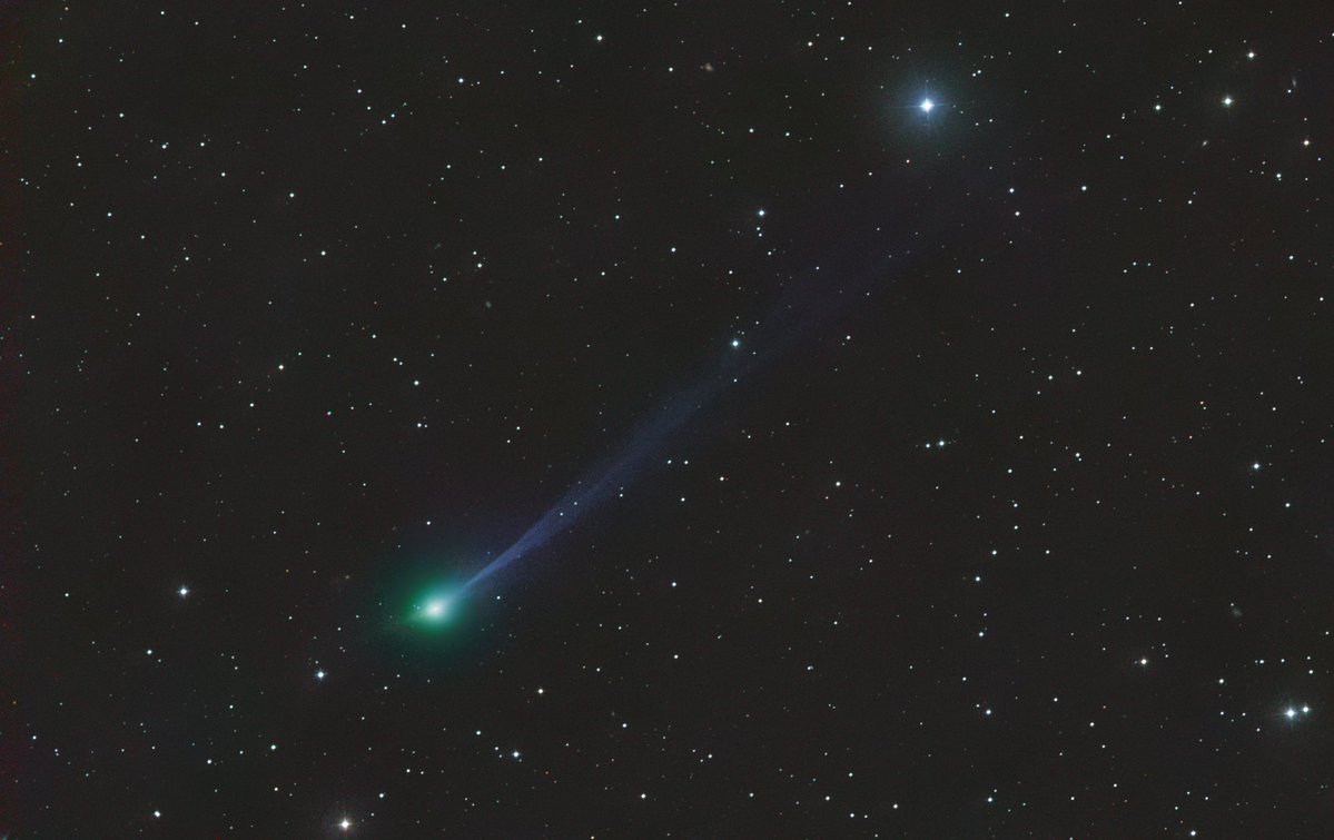 Baloch1082's tweet image. This is currently the most jaw-dropping image of interstellar comet 3I/ATLAS.
Captured Nov 18–19, 2025 by the legendary Michael Jäger (Austria).
An 8-inch telescope. A 20+ million km long, perfectly straight ion tail.
@RedCollie1 @AviLoeb — thoughts? 🧵
#3IATLAS #Comet