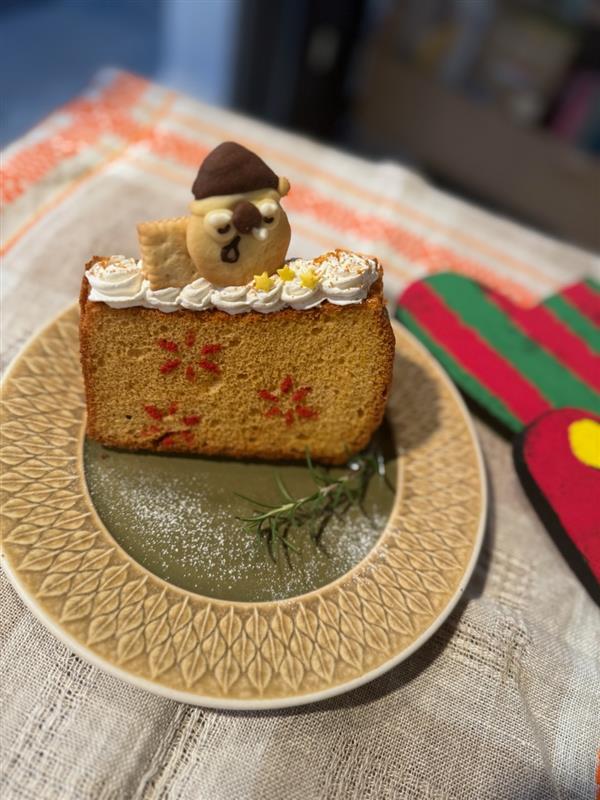 bisco_cp's tweet photo. 🎅✨うれしいニュース✨🎅
絵本作家 #谷口智則 さんのgallery＆cafe zoologiqueメニュー
「100にんのサンタクロースの12かげつ」発売記念&出版記念フェアメニューにビスコを発見🔍
販売期間や、その他の詳細情報についてはgalleryandcafe_zoologiqueのInstagramをご確認ください⛄❆
サンタクロースの枕にビスコが…💕
とっても可愛いので、ぜひチェックしてね☑