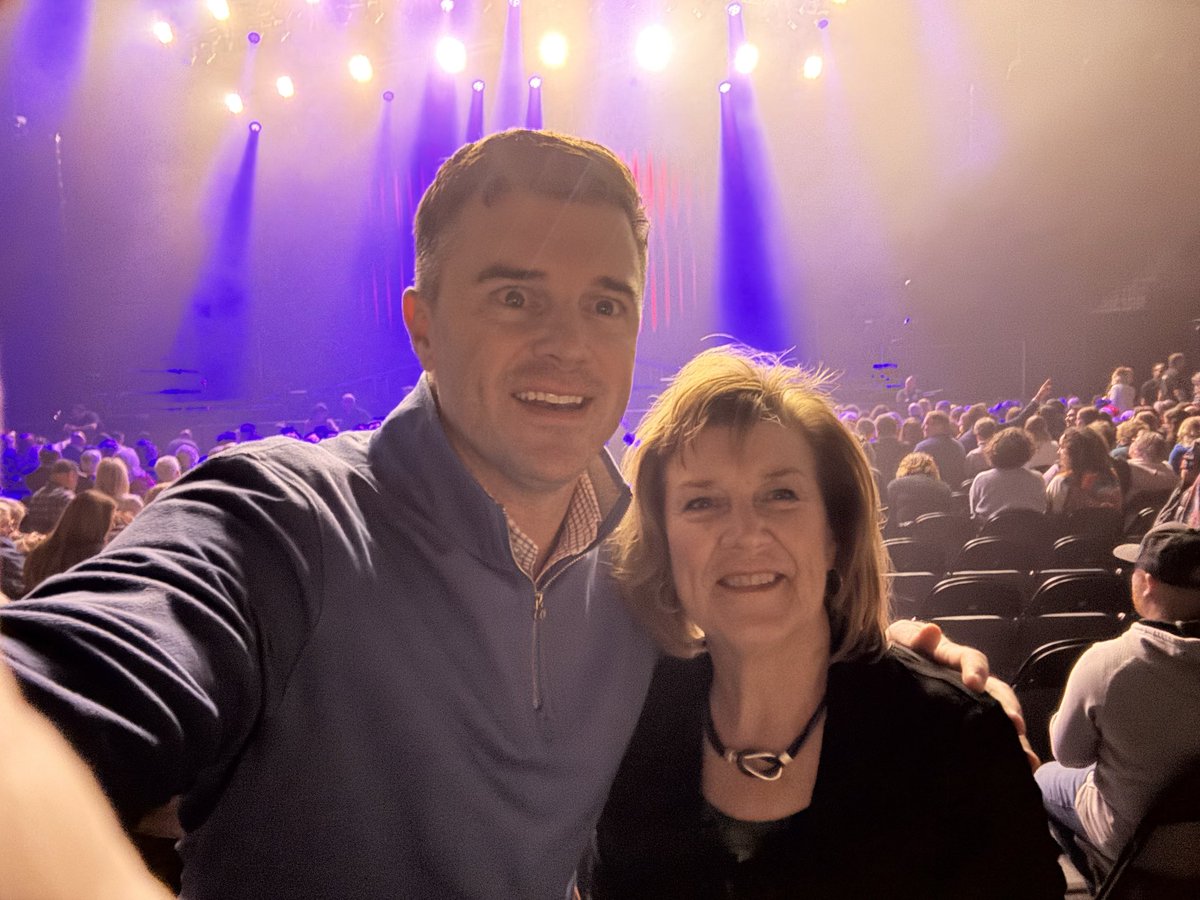 OlsonKraig's tweet photo. @PTXofficial date night with mom for the big Christmas in the city show!!!! https://t.co/j8rwA1y3XC