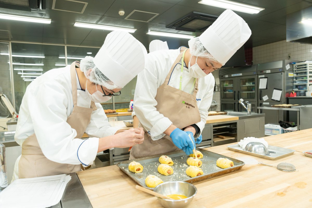 \ パン販売 『Bread Shop』 のお知らせ /  

1日限定で、製パン学科の学生によるパン販売を行います。 ぜひご賞味ください！  

日時：１２月１０日（水）１３：３０～１５：３０
※売り切れ次第終了

  #福岡 #平尾 #薬院 #専門学校 #料理学校 #調理 #製菓 #製パン #シェフ #パティシエ