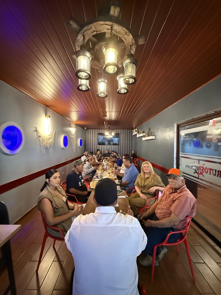 Compartiendo un almuerzo con parte de nuestros convencionales y con <a href="/jherrerahd/">Jorge Herrera</a> . El Partido Panameñista es, y seguirá siendo, mi casa. ❤️💛💜