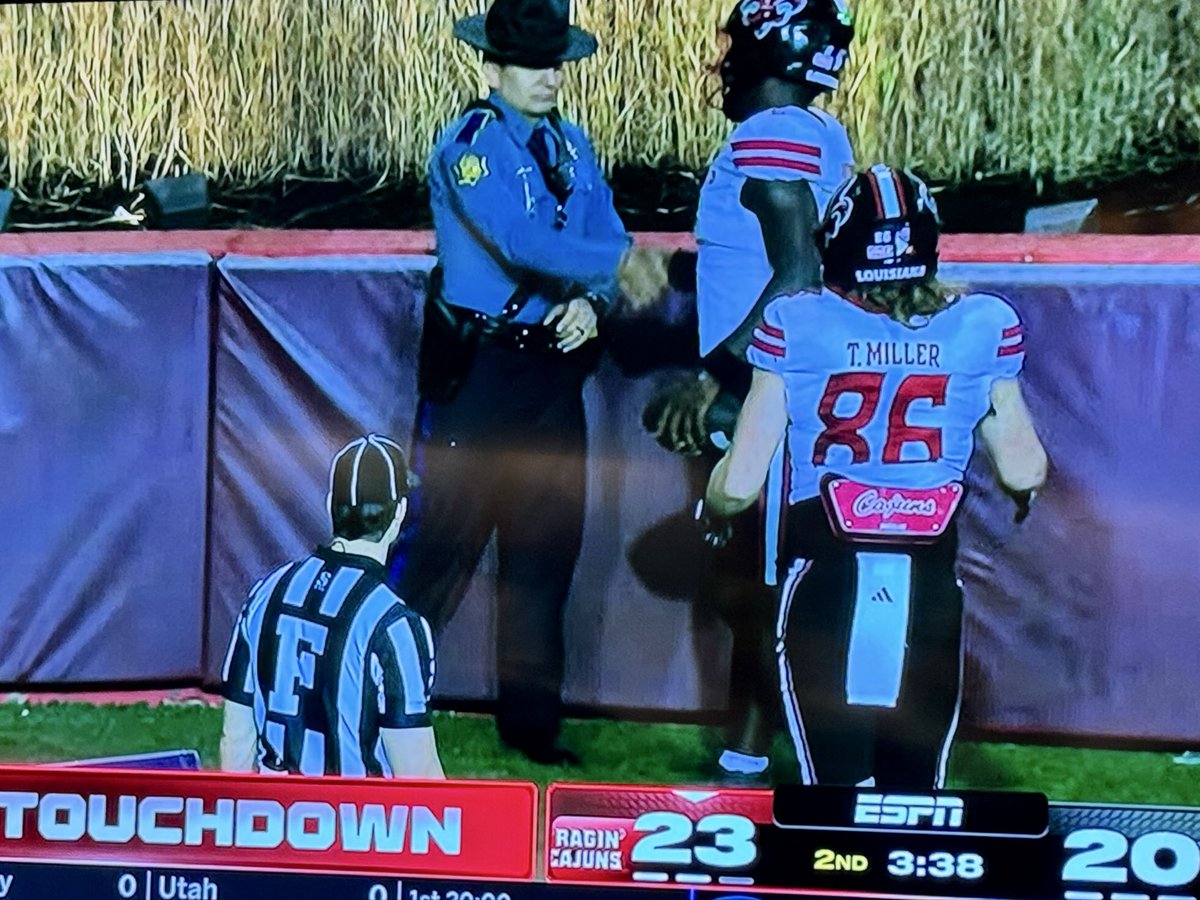 raygoodrich's tweet photo. Thank you @arkansas_asp for showing the nation the proper way to interact with a visiting college football player. https://t.co/9qYivH5DwG