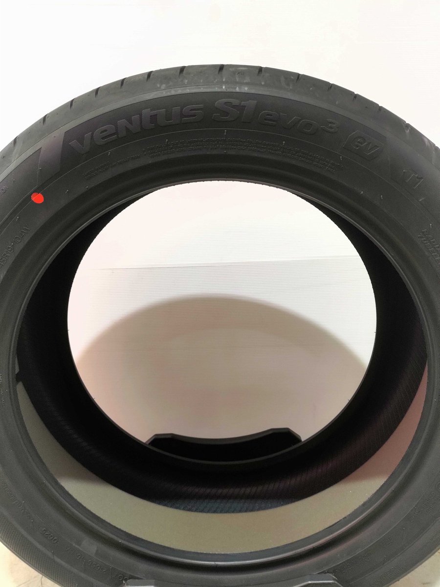 ＼ #テスラ 承認／
ハンコック『ベンタス エスワンevo3 ev K127E』255/45R19 104W XL T1

低転がり抵抗 × 高静粛性でEVに最適🔌
バイオ素材＆先進設計で、電費と快適性を両立👏
#モデルS #モデルY におすすめの1本です。

#プレミアムタイヤ #タイヤ交換 
tirewheel-ec.com/category/K127E…