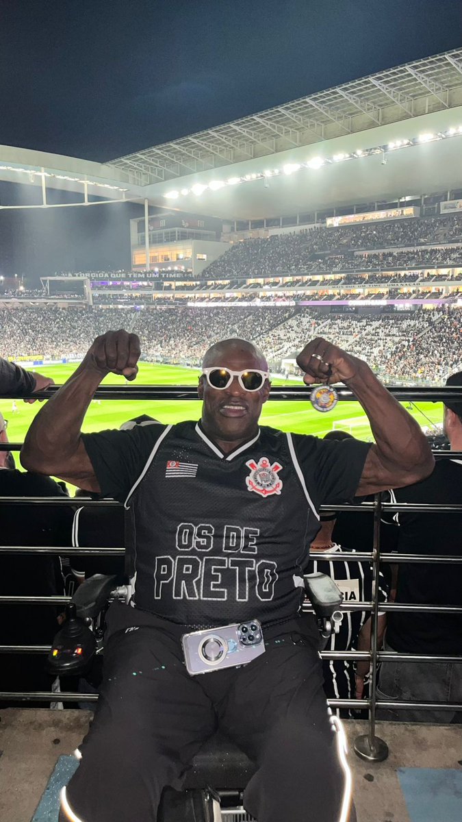 gavioesoficial's tweet image. O fisiculturista 8x campeão, Ronnie Coleman, o The King, esteve no setor Norte da Arena para acompanhar a nossa festa na arquibancada durante o clássico contra o time da Vila Sônia. Lenda em preto e branco. Volte sempre, Ronnie! 🦅 VAI CORINTHIANS! 
📷 Visão LHP