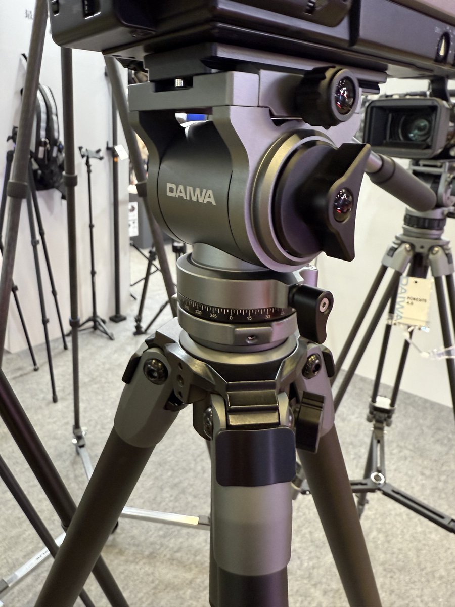 ケンコー・トキナーのブースに
昔携わっていた

DAIWAブランドの三脚ありました

定価4万円の　ビデオ三脚
完全バランスタイプじゃ無いけど　値段が… 破格😭

私の時は出来なかった…

でもね　名前ってブランドって大事よな　知られないとただの…辛