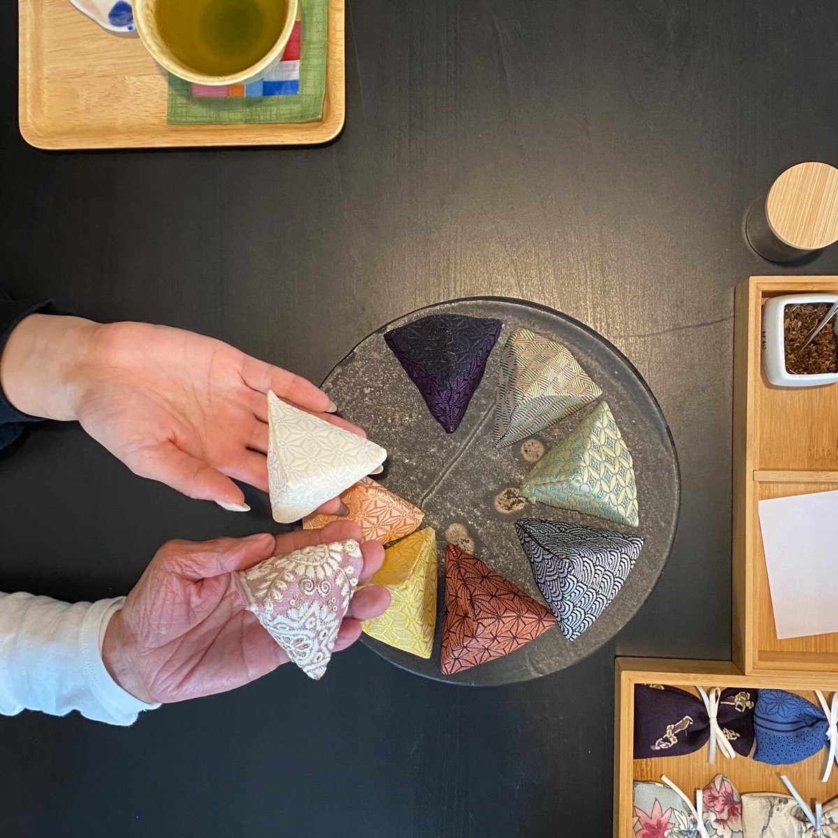 q11g4uDVTQwrb5a's tweet image. 母と娘で新幹線🚅品川からだとすぐ着いてしまう小田原、気軽に旅気分を味わうにはピッタリですね。お母さまは刺繍の施された華やかな部屋香、娘さんは透け感のある麻の葉柄の白い畳縁を使った部屋香をお選びになりました。紅葉🍁も美しい明日から三連休11/21(金)11時オープンです。