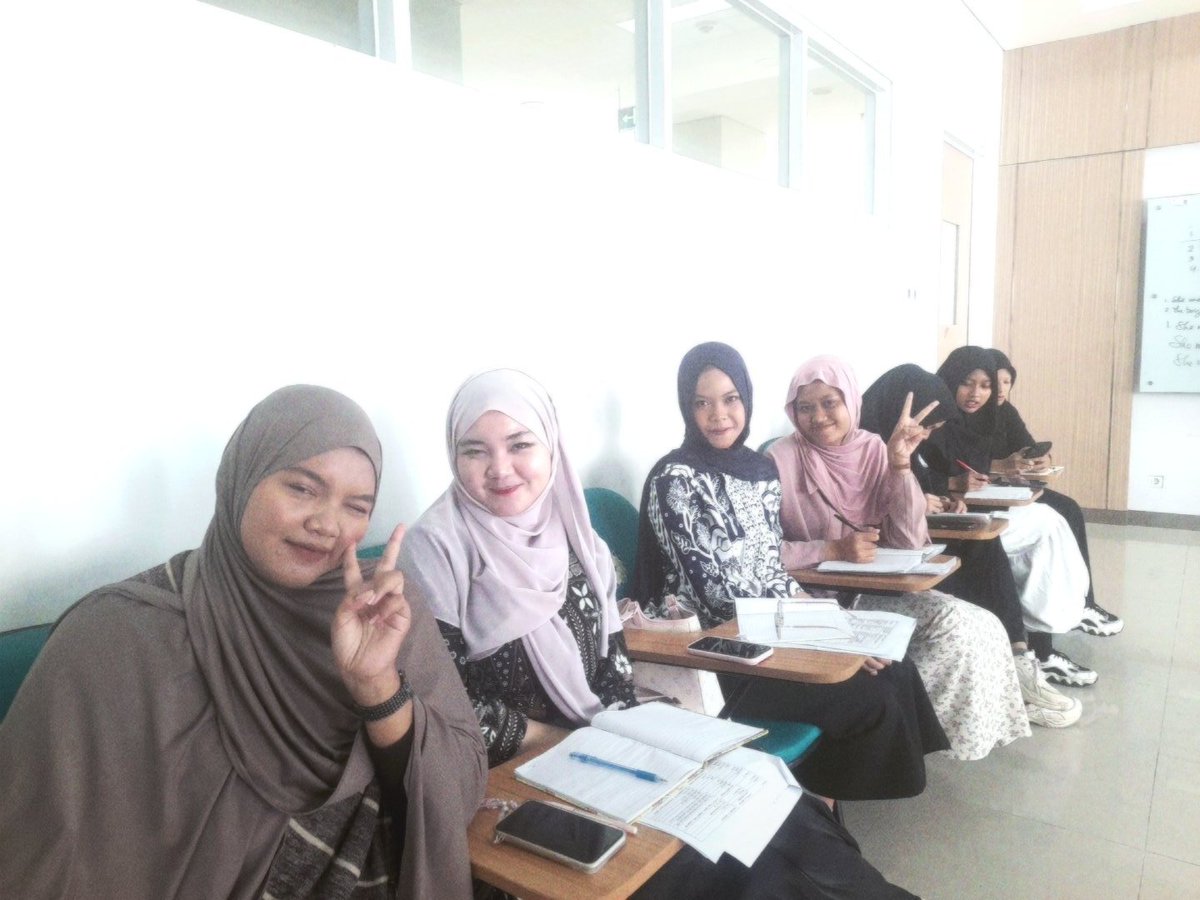 avacarmonia's tweet image. 🎉 FINALLY OH FINALLY… CLASS A&apos;S WRITING PROJECT IS DOOOONE! 
Check out our shiny happy faces 🤩 that’s what happens after receiving mountains of nasihat from Pak Amin (you know how it is 😆)
#ClassA #WritingProject #FinallyDone