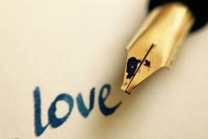 नहीं,नहीं..
मैं उदास नहीं हूं,
बस ख़ुद से कुछ पुराने झगड़े चल रहे हैं।
कुछ बिखरे ख़्याल
जब मेरी साड़ी के किनारों को छू लेते है,
जब बिना पूछे ,मेरे बदन में दाख़िल हो जाते हैं।
तब मेरी हँसी,
हाँ, वो कभी-कभी टूट जाती है,
जैसे काँच की पतली प्याली
जिसमें किसी ने चुपके से
थोड़ा-सा अतीत