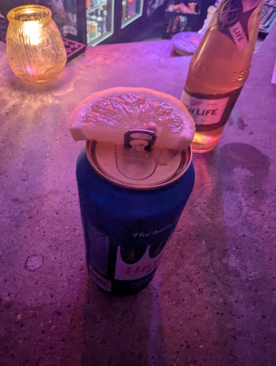 YungGiamatti's tweet image. 4 step process to enjoy a #HammsWithALemon in the most flavorful way
1: order a Hamms and a lemon
2: tuck that lemon into the rim
3: push that tab down
4: enjoy