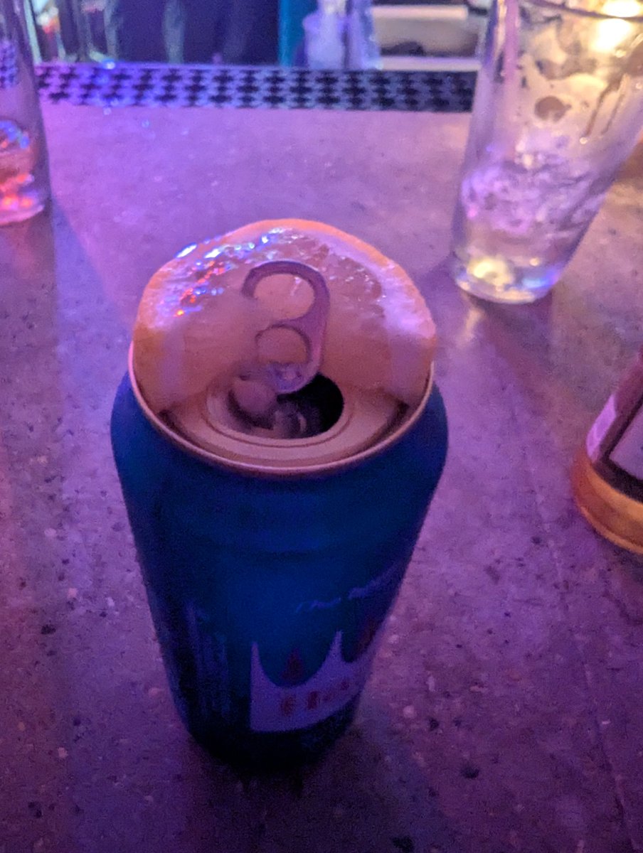 YungGiamatti's tweet image. 4 step process to enjoy a #HammsWithALemon in the most flavorful way
1: order a Hamms and a lemon
2: tuck that lemon into the rim
3: push that tab down
4: enjoy