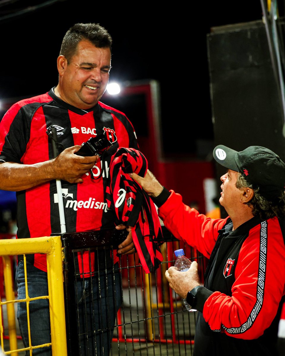 ldacr's tweet photo. LA LIGA ES FAMILIA. ❤️🖤 https://t.co/8M1fboN0aH