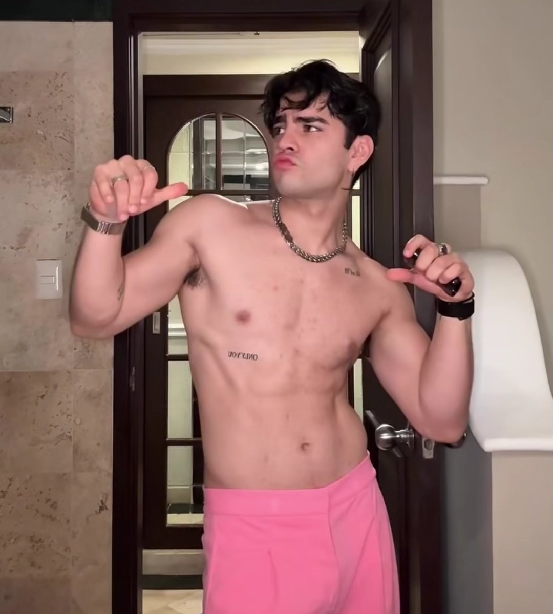 martinzzdannae's tweet image. Lo hermoso que es este hombre 😍🔥🫦

HOST MERCURY X TU AWARDS 
#LaCasaDeAaron #AaronMercury