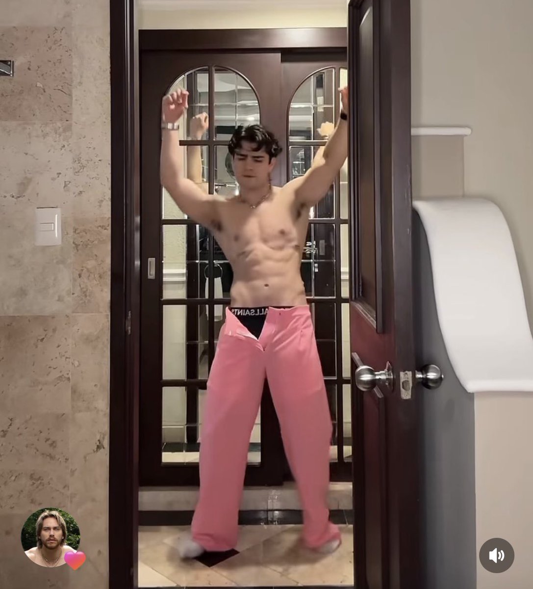 martinzzdannae's tweet image. Lo hermoso que es este hombre 😍🔥🫦

HOST MERCURY X TU AWARDS 
#LaCasaDeAaron #AaronMercury