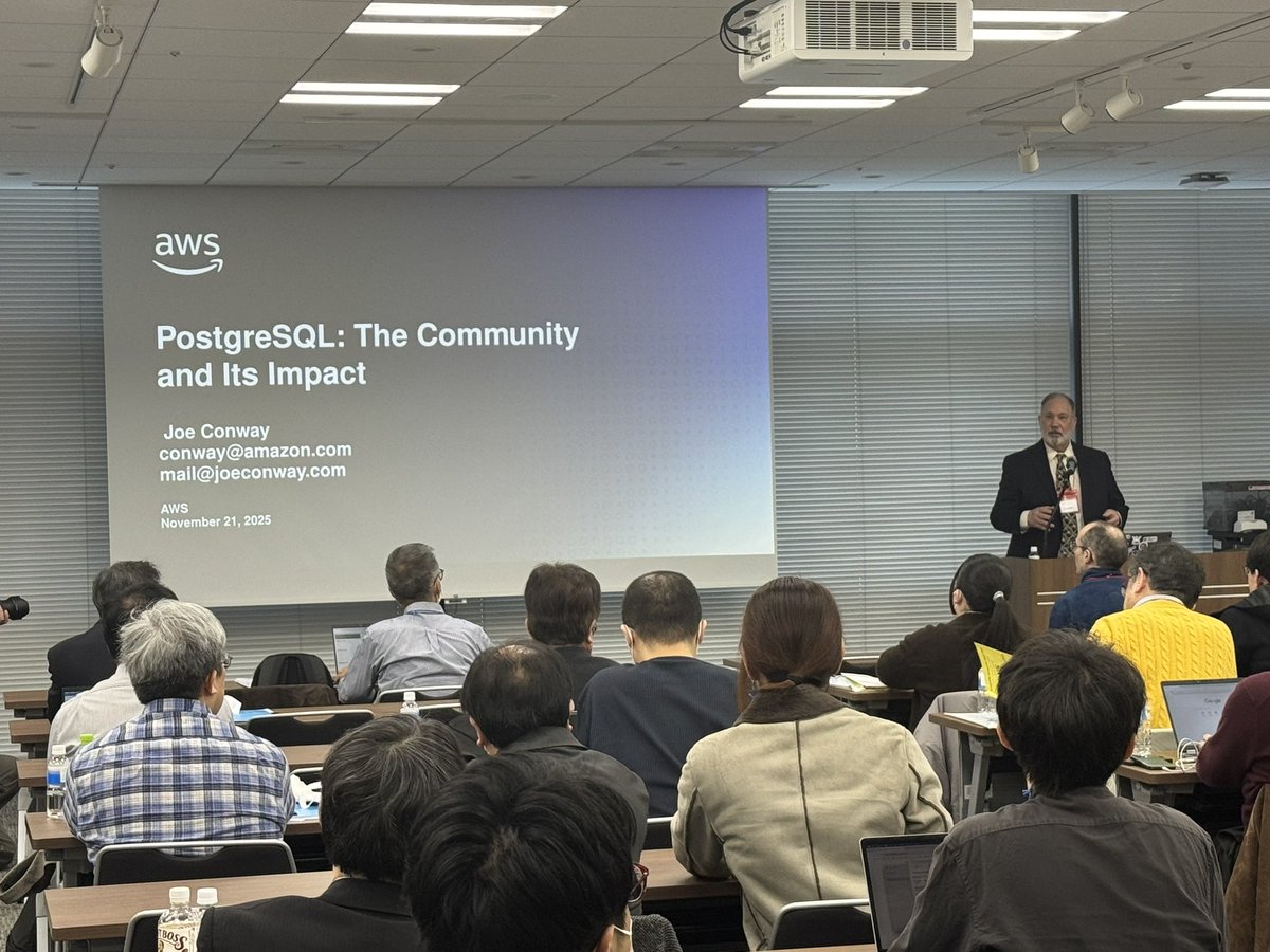 kkkida_twtr's tweet image. 2本目キーノートは #AWS のコミュニティとインパクトの話。AWS内の #PostgresSQL 専任チームより。
　
最近のバージョンではAWSさんのコントリビュートがめちゃ増えてるんだよね

 #PGCon2025 #pgcon25j