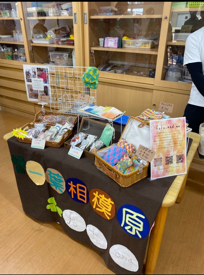 ichiyoh252's tweet photo. 本日、相模原中央支援学校様にお邪魔して、事業所で製作したグッズの販売をしております🏫
販売を通じて、児童・生徒のみなさんに事業所の活動を知っていただくきっかけとなればと考えております🎵
当事業所の活動について関心のある方はご遠慮なくご連絡ください📮

#相模原 
#福祉
＃B型事業所 https://t.co/Ly5da9D3T3