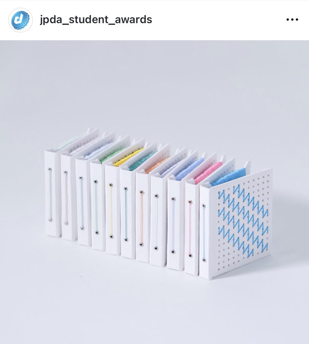 tabiazarasi's tweet image. パッケージデザイン学生賞2025、受賞作品が公式インスタに順次アップされています✨Follow us ⬇️
instagram.com/jpda_student_a…

写真は金賞🥇の桑沢デザイン研究所、厳天媛さんの作品「糸を、本のように」
自分でカスタマイズできる糸のパッケージ❣️美しい！