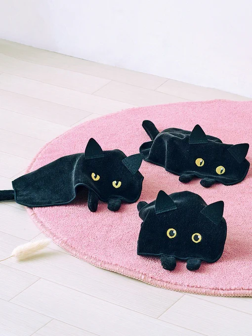 くしゃっと置けば、黒猫があらわれる!? 真っ黒で変身上手な黒猫のユニークなかわいさを再現したハンカチ。丸めたりくしゃっと置くとまるで変な形の黒猫がいるみたい。まんまる、くったり、やんのかポーズなどを再現してみて。 くわしくは⇒