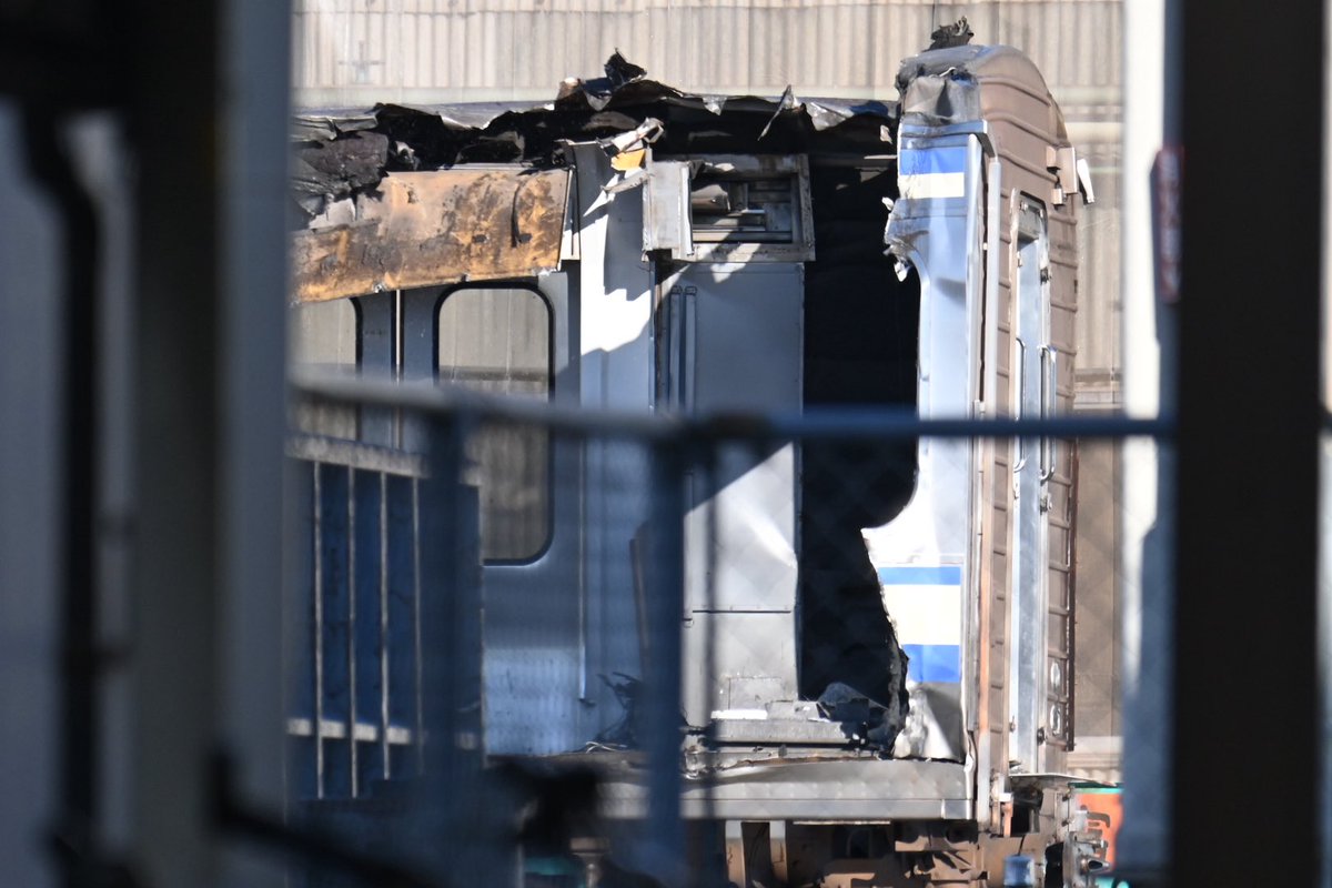 Cocoa_189_510's tweet photo. 横須賀・総武快速線で運用されたE217系クラY-102編成ですが"解体"のため解体線へ、先頭車（クハE216-1002）が処分中でした。。

最後の新塗色の編成かつ量産先行車（クハは車体交換）でしたが、残念ながら。

旧塗色のクラY-101編成も部品外されたし、保存云々はお察しかね？
（※一���は車内から確認） https://t.co/ghXR2WbQDV