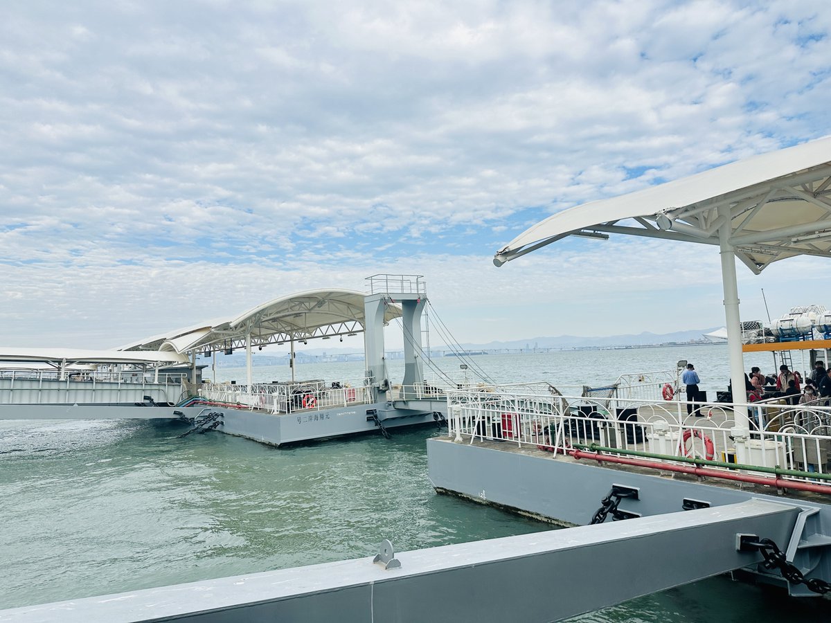 【厦金大桥】
Du quai de Wutong à Xiamen, on peut effectivement apercevoir le pont en construction reliant Xiamen à Jinmen. Ce projet est une infrastructure majeure qui vise à renforcer les liens entre la ville de Xiamen et l'île de Jinmen (Kinmen). <a href="/AmbXieFeng/">Xie Feng 谢锋</a> 
<a href="/xuejianosaka/">薛剑XueJian</a>