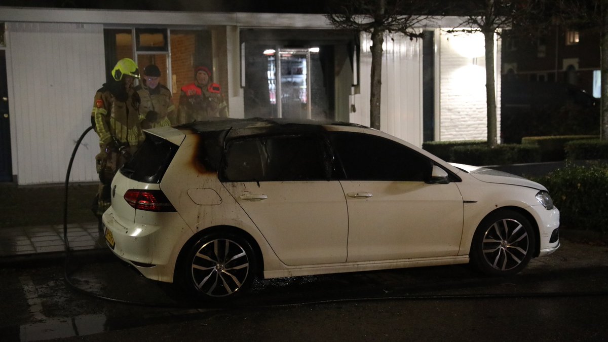 Auto zwaar beschadigd na brand in Roosendaal