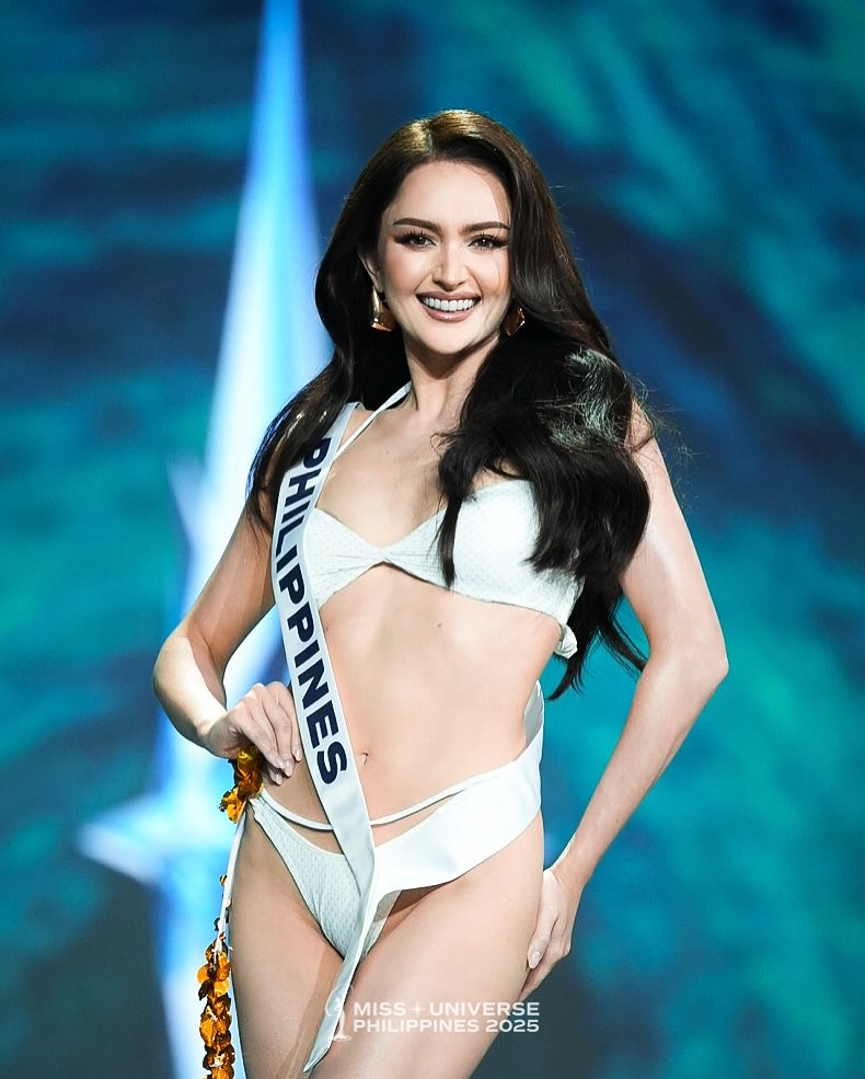 ABSCBNNews's tweet photo. IRAMPA MO, AHTISA! 🔥

Miss Universe Philippines Ahtisa Manalo owned the stage as she confidently walked in a white two-piece bikini during the swimsuit round of #MissUniverse2025.

(📷: Francis Cabatbat Content via Miss Universe Philippines/Instagram) https://t.co/s9ptQTR9jt