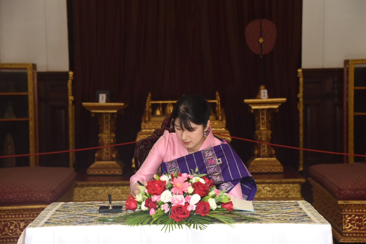 Riz_Hanako's tweet image. 敬宮愛子内親王殿下がご記帳されているお写真、
日本のマスメディアでは見つけられない

#敬宮さま #ラオス #愛子さま