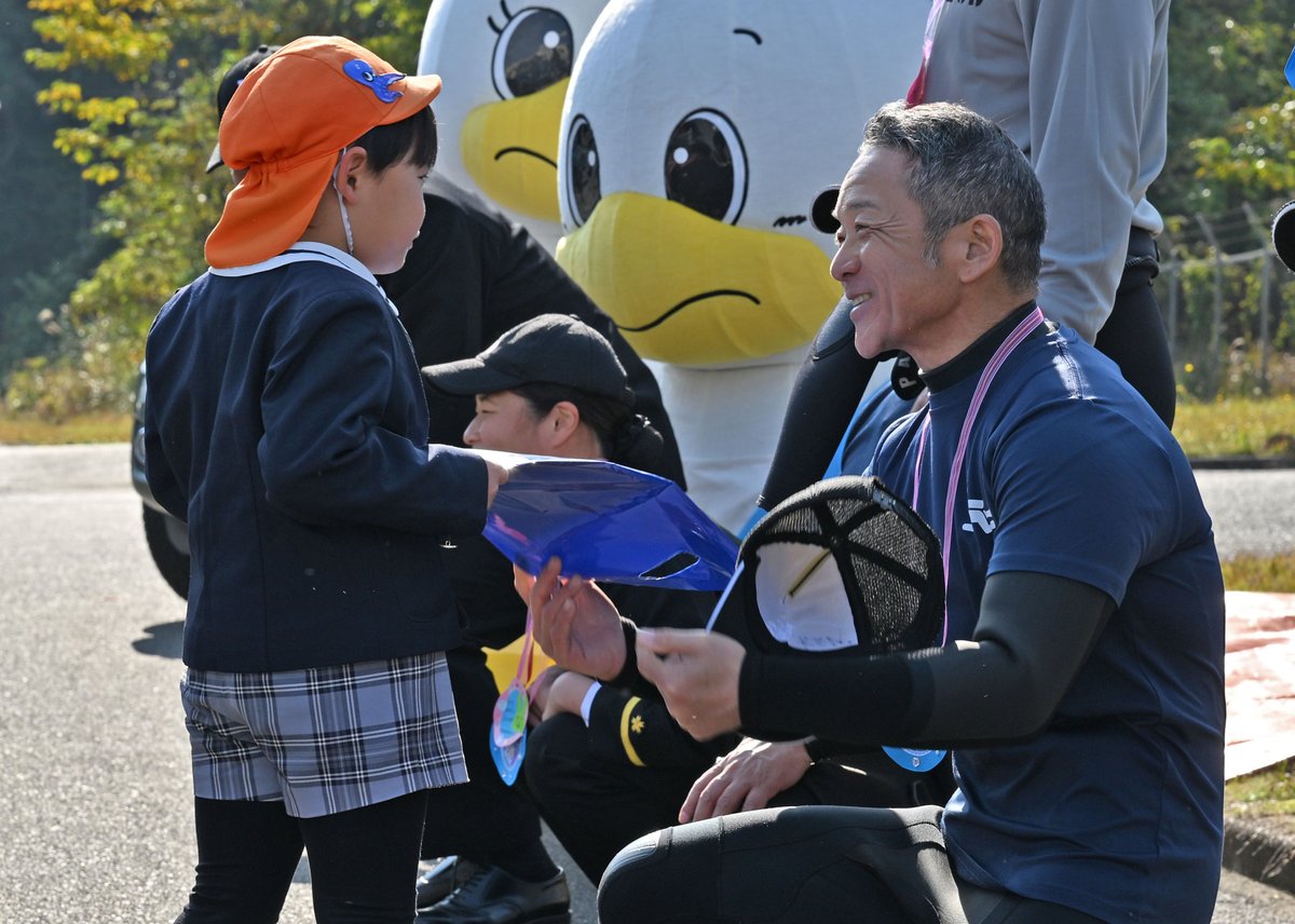 勤労感謝の日 に際して、舞鶴市の幼稚園児達から水中処分隊の隊員に